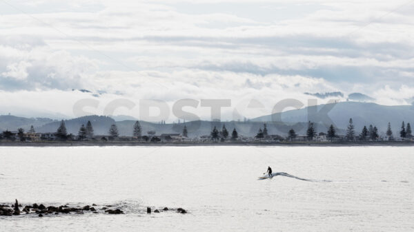 A lone Paddle Boarder enjoyig The Reef, Perfume Point, Ahuriri, Napier, Hawke’s Bay, New Zealand - SCP Stock