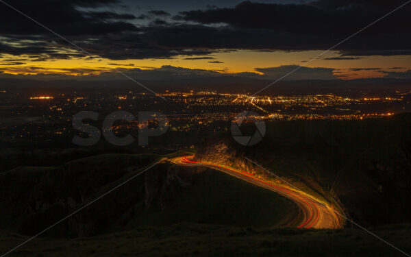 Darkness over Havelock North and Hastings, with traffic on the Te Mata Peak Road, Havelock North, Hawke’s Bay, New Zealand - SCP Stock