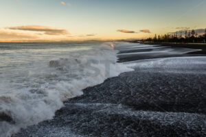 Large waves breaking on Marine Parade Beach, Napier, New Zealand - SCP Stock