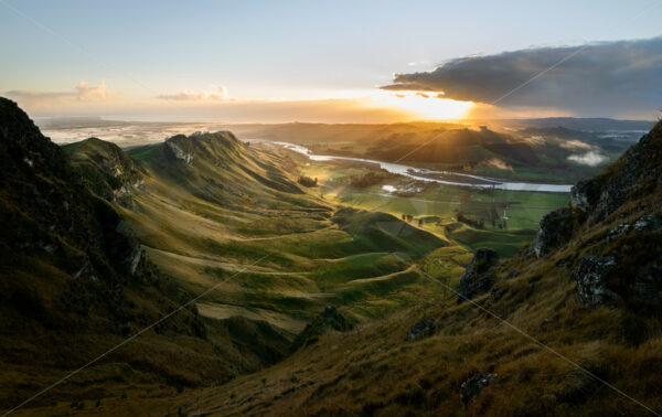 Sunrise over the Tukituki Valley as seen from Te Mata Peak, Havelock North, Hawke’s Bay, New Zealand - SCP Stock