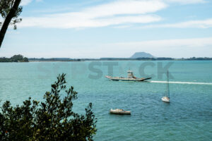 Matakana Island car ferry departing Omokoroa - SCP Stock